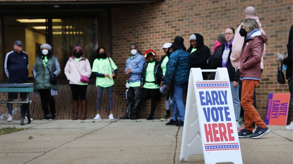 2022年10月25日，美國威斯康星州密爾沃基市的中期選舉投票點，選民在排隊等待提前投票。（Scott Olson/Getty Images）