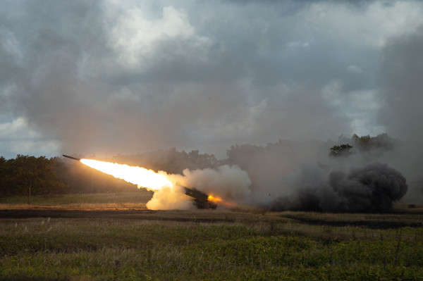  圖為2022年10月14日，在日本北海道舉行的一次演習期間，美國海軍陸戰隊在用M142高機動火箭砲系統「海馬斯」（HIMARS）發射火箭砲。美國已向烏克蘭提供了20套「海馬斯」及額外的火箭砲彈，以幫助烏克蘭低於俄羅斯的入侵戰爭。（圖片來源：Marine Corps Cpl.Diana Jimenez/美國國防部）