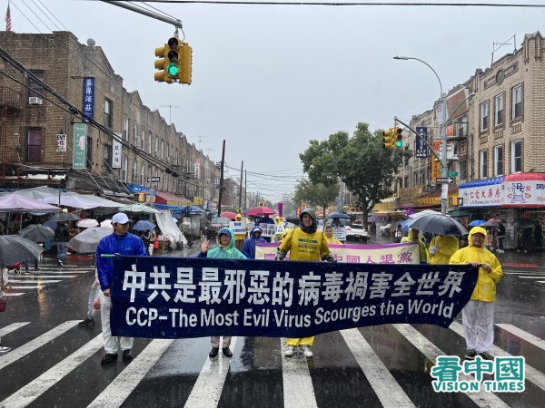 10月2日，上千名纽约法轮功学员顶风冒雨，在纽约华人社区布碌仑举行大游行，声援四亿多中国人选择退出中共党、团、队（三退）的浪潮
