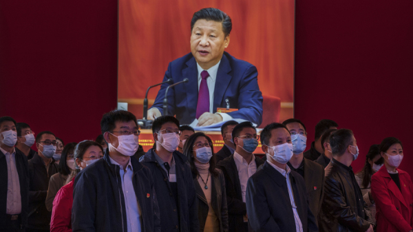 陝西省有550名訪民聯署致信習近平，控告黨政司法腐敗。圖為黨員2022年10月12日在參觀展示習近平成就的展覽。