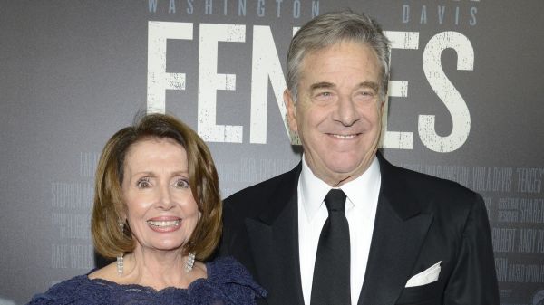 圖為2016 年 12 月 15日，美國國會眾議員南希·佩洛西（Nancy Pelosi，左）和丈夫保羅·佩洛西（Paul Pelosi）在加利福尼亞州舊金山的柯倫劇院出席派拉蒙影業公司的電影《圍欄》（Fences）的首映式。（圖片來源：Tim Mosenfelder/Getty Images）