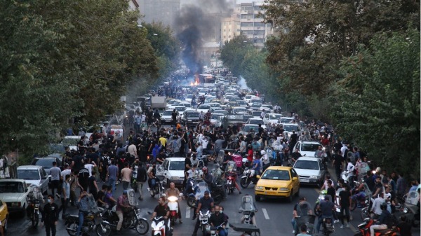 9月21日，伊朗民众为马萨・艾米尼(Mahsa Amini)之死走上首都德黑兰街头示威。