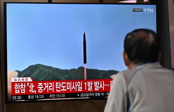 2022 年 10 月 4 日，朝鲜发射了一枚中程弹道导弹，该导弹飞越日本上空。韩国和日本表示，随着朝鲜加大其破纪录的武器测试力度，事态显著升级。图为当天在韩国首都首尔的一个火车站里电视屏幕在播放关于朝鲜最新导弹试验的新闻。 