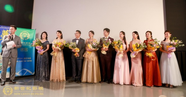 首映式上，主持人姜光宇在介绍《演员梦》制片人和演员。