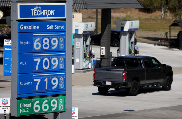 2022 年 10 月 3 日，美國加利福尼亞州米爾谷（Mill Valley）的雪佛龍加油站顯示的汽油價格超過每加侖 7.00 美元。 全美國的汽油價格在99天的下降後再次回彈飆升，而加州是漲幅最大州之一，過去一周的漲幅超過每加侖60美分。（圖片來源：Justin Sullivan/Getty Images）