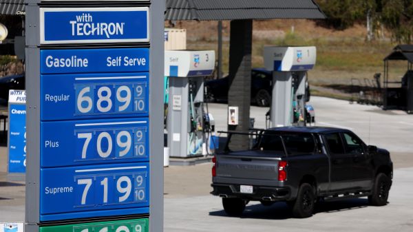 美國加利福尼亞州米爾谷（Mill Valley）的雪佛龍加油站顯示的汽油價格超過每加侖7.00美元。