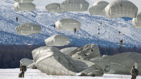 图为2022年3月24日，美国陆军伞兵在阿拉斯加进行空降训练。美国陆军和空军部队定期进行共同训练，以加强和保持他们在北极环境中的任务准备技能。（图片来源：Alejandro Peña/US Air Force）