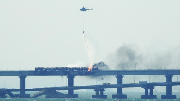 2022年10月8日，一辆卡车在克里米亚刻赤大桥附近发生爆炸，一架消防直升机在连接克里米亚和俄罗斯的刻赤桥上向着火的火车车厢浇水。
