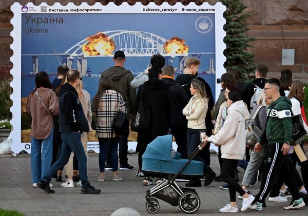 連接俄羅斯與克里米亞的克里米亞大橋（Crimean Bridge）周六（8日）發生爆炸，橋面崩塌。事發後不久，烏克蘭隨即有畫家繪製一幅描繪克里米亞大橋爆炸一刻的巨型畫作，放置於首都基輔市內，迅即成為烏克蘭民眾打卡熱點