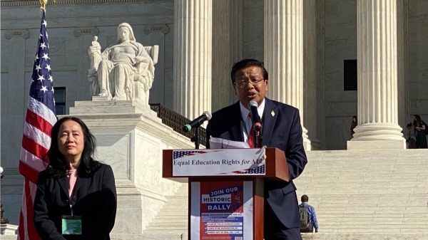 2022年10月30日，美國亞裔教育聯盟主席趙宇空(中)在集會發言。（看中國攝影）