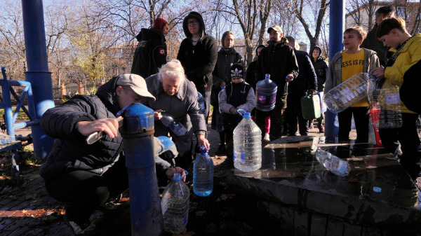 俄罗斯入侵战争期间，在俄军对乌克兰能源设施的另一次“大规模”导弹袭击导致乌克兰全面停电、首都基辅供水中断后，基辅居民在一个公园里用手动水泵获取饮用水。