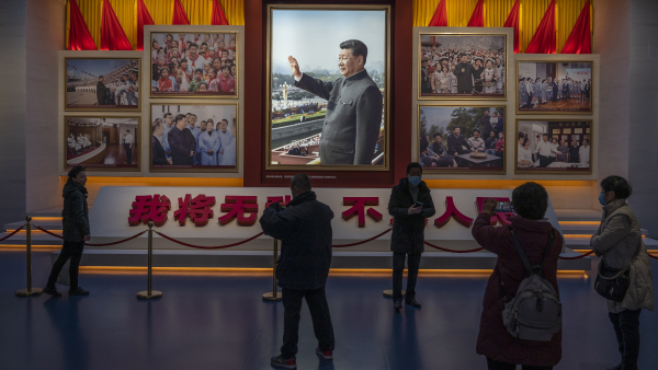 2021年12月16日，習近平的巨幅畫像在北京中國共產黨博物館裡。（圖片來源：Andrea VerdelliGetty Images）(16:9)