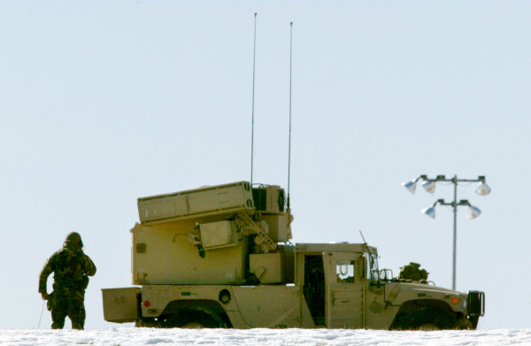 图为2003 年 2 月 12 日，在美国首都华盛顿DC的一座小山上部署的一套车载“复仇者”（Avenger）地对空导弹防空系统。 这种美国陆军武器是为美国首都地区提供多重保护的一部分，防止可能的空中攻击。（图片来源：Mark Wilson/Getty Images）