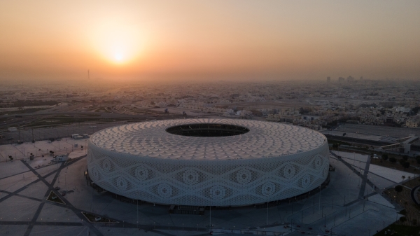 在卡塔爾多哈的日落時分的 Al Thumama 體育場的鳥瞰圖