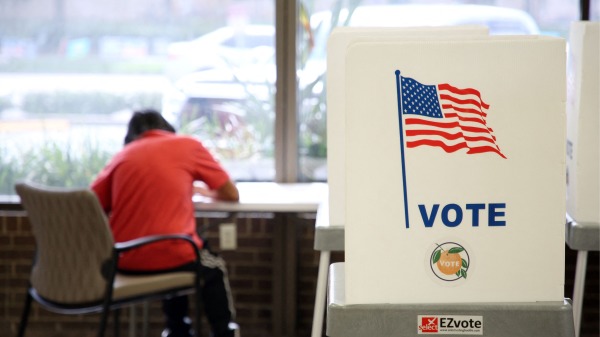 2022年11月7日，佛罗里达州选民在中期选举投票站投票2(16