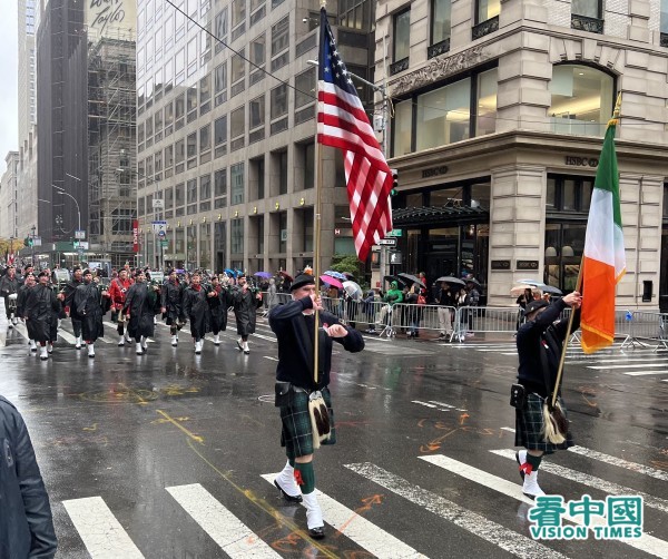 第103屆紐約老兵節遊行在風雨中於在紐約曼哈頓五大道舉行，有超過280個團體多達2萬多人參加