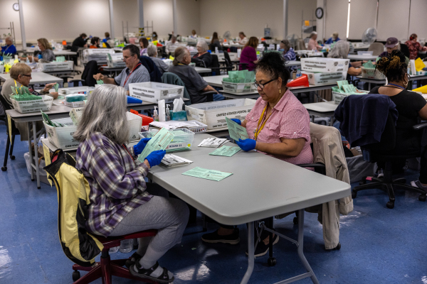 圖為2022 年 11 月 9 日，中期選舉後的第二天，美國亞利桑那州選舉工作人員在亞利桑那州鳳凰城的馬里科帕（Maricopa）郡計票中心繼續對選票進行分類計數。（圖片來源：John Moore/Getty Images）
