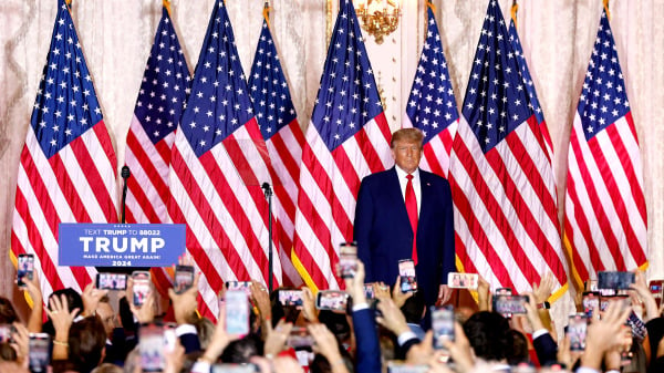 2022年11月15日，前美国总统唐纳德．川普（特朗普）（Donald Trump）抵达佛罗里达州棕榈滩的海湖庄园俱乐部发表演讲，正式宣布2024年将参加美国总统大选。