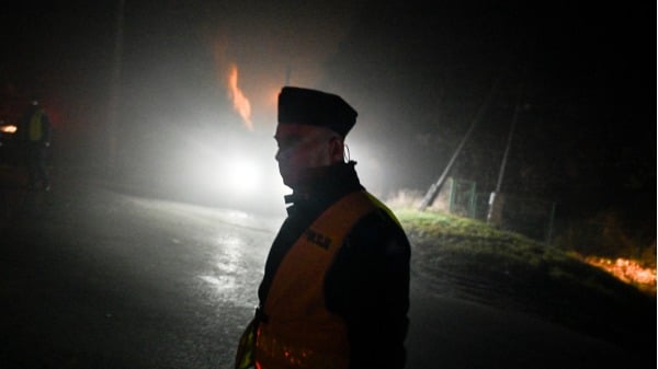 波兰东部的一个村庄11月15日发生爆炸，造成2人死亡。一名警察在现场检查车辆。（图片来源：Omar MarquesGetty Images）(16:9)