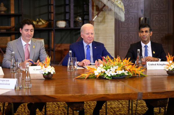 2022 年 11 月 16 日，在印度尼西亞出席G20峰會的美國總統拜（中）登召開G7緊急會議，討論俄羅斯製造的導彈襲擊波蘭事件。圖中左側是加拿大總理賈斯汀·特魯多（Justin Trudeau），右側是英國新首相里希·蘇納克（Rishi Sunak）。（圖片來源：Leon Neal/Getty Images）