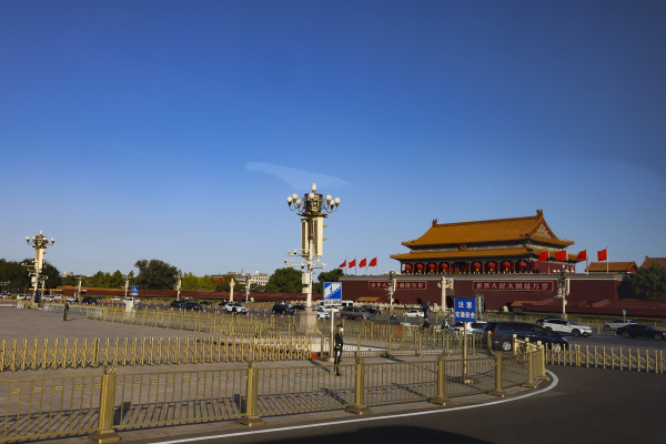 如今的北京市與敬天法祖、感恩惜福、宛若天宮的老北京城相比，只有表現出浮華、慾望、謊言等價值觀。