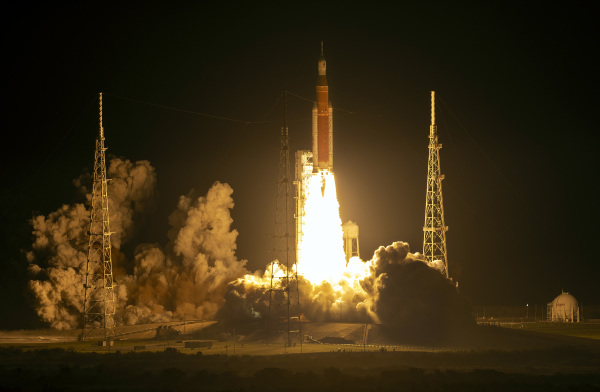 2022 年 11 月 16 日凌晨，美國佛羅里達州卡納維拉爾角（Cape Canaveral）的肯尼迪航天中心，美國宇航局（NASA）“阿爾忒彌斯1”（Artemis I）計劃的探月火箭發射成功，開始首次探月測試飛行。（圖片來源：Kevin Dietsch/Getty Images）