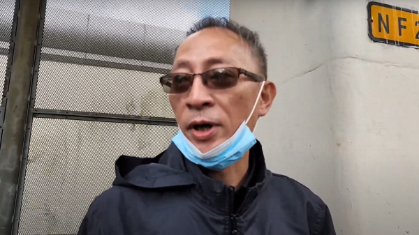 11月18日，網台D100主持「傑斯」刑滿出獄。他對在場傳媒表示無意移民，香港是我家。（圖片來源：視頻截圖）