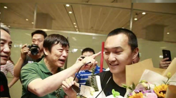 2019年8月胡锡进拉大队去北京机场迎接付国豪。
