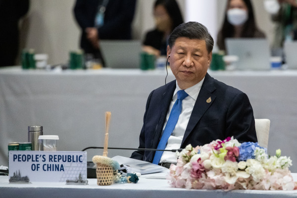 習近平出席2022年APEC亞太經濟合作峰會，座位與杜魯多只差一位之隔。