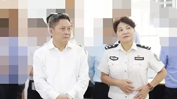 时任上海市副市长龚道安（左）和奉贤区副区长、公安分局局长唐丽娜（右）。（图片来源：网路