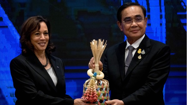 2022年11月19日，泰國總理巴育在APEC主席國交接儀式上將主辦權交給美國副總統哈里斯。（JACK TAYLOR/AFP via Getty Images）