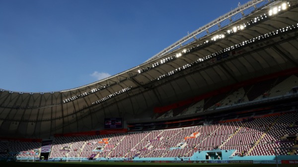 2022 年11月21日在卡达多哈的哈利法国际体育场举行的2022年卡达世界杯B组(英格兰和伊朗)比赛前，体育场内的全景。