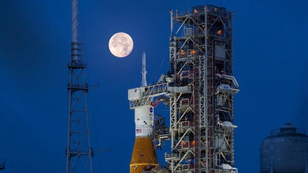 图为2022年6月14日，从美国佛罗里达州美国宇航局（NASA）肯尼迪航天中心的 39B 号发射场可以看到满月。“阿尔忒弥斯1”（Artemis I） 探月计划的太空发射器和其顶部的“猎户座”太空舱正在准备进行试飞彩排。（图片来源：NASA/Cory Huston）