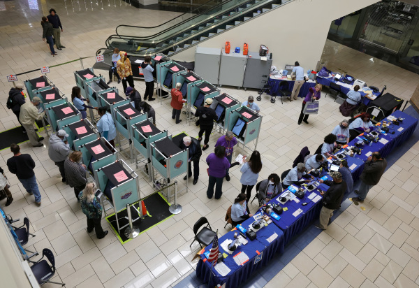 圖為2022 年 11 月 8 日，美國中期選舉日，內華達州拉斯維加斯的梅多斯購物中心裡的一個投票站，選民們在進行現場投票。（圖片來源：Ethan Miller/Getty Images）