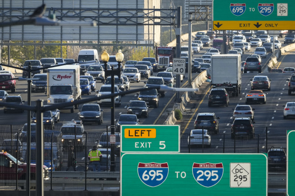 2022 年 11 月 22 日的早上，美國華盛頓特區的395 號州際公路上交通繁忙。 美國汽車協會（AAA）預測將有近 5,500 萬美國人在感恩節假期出門旅行。這接近新冠病毒大瘟疫之前的2019年的出行水平。（圖片來源：Drew Angerer/Getty Images）