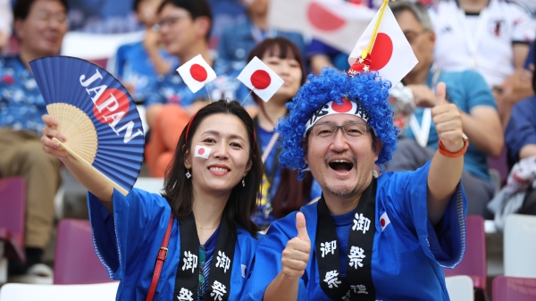 身处“死亡之组”E组的日本，首战爆冷以2：1击败4届世界杯冠军德国，震撼各界。日本球迷在赛后的一举动，更获FIFA大赞。