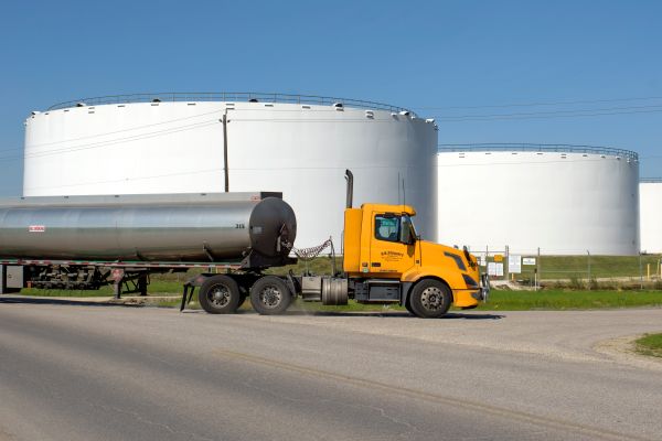 圖為2020 年 4 月 21 日，一輛運油大卡車駛過美國德克薩斯州休斯敦 Phillip 66 煉油廠旁邊的一個石油儲存設施。（圖片來源：MARK FELIX/AFP /AFP via Getty Images）