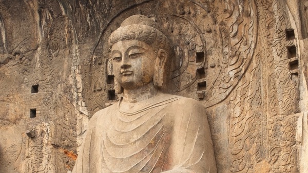 龙门石窟的佛像。