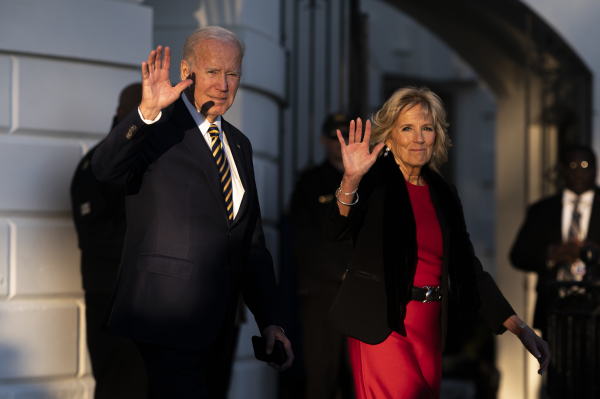 图为2022 年 11 月 21 日晚间，美国总统乔・拜登（Joe Biden）和第一夫人吉尔・拜登（Jill Biden）离开白宫，前往北卡罗来纳州参加感恩节前的一个活动。（图片来源：Nathan Howard/Getty Images）