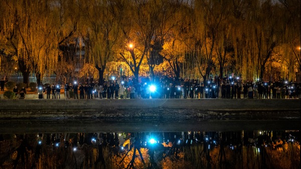 11月27日晚，民眾在北京亮馬河抗議中共「清零」封控措施。