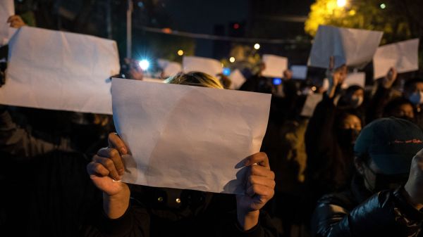 中國爆發「白紙運動」，多倫多與溫哥華有將近1000人走上街頭，有許多學生都是第一次參與民主抗爭活動。圖為2022年11月27日，北京群眾走上街頭。