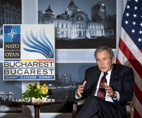 图为2008 年 4 月 2 日，在为期三天的北约峰会的第一天，美国总统乔治・W・布什（George W. Bush，小布什）在罗马尼亚首都布加勒斯特的一家酒店与北约秘书长夏侯雅伯（Jaap de Hoop Scheffer，未在图片中）举行双边会谈。在这次北约峰会上，小布什说服北约盟国，同意在未来接纳乌克兰和格鲁吉亚加入北约。（图片来源：MANDEL NGAN/AFP via Getty Images）