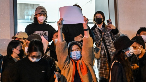 2022年11月27日晚，中国上海民众上街抗议中共清零政策下的强硬封控。（HECTOR RETAMAL/AFP via Getty Images）