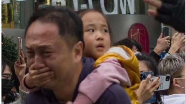上海民众抗议中国的清零防疫政策，遭警察打压。