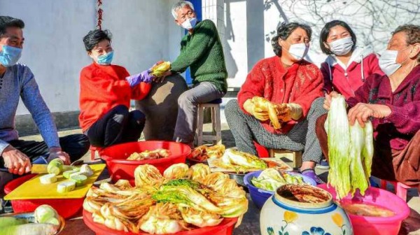 2021年11月14日，朝鮮介紹醃菜的場景，圖為龍城區化城洞第四人民班正在一起醃鹹菜。