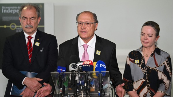 巴西候任副總統 Geraldo Alckmin (C) 在與總統的 Bolsonaro 參謀長 Ciro Nogueira 會面討論後，在工人黨主席 Gleisi Hoffmann (R) 和前參議員 Aloizio Mercadante (L) 旁邊向媒體發表講話。（圖片來源：EVARISTO SAAFP via Getty Images）(16:9)