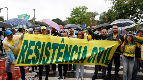 2022 年11月2日，博爾索納羅的支持者在里約熱內盧舉行反對選舉結果的示威活動。示威民眾舉起標有葡萄牙語「公民抵抗」的橫幅。（圖片來源：Wagner MeierGetty Images）(16:9)