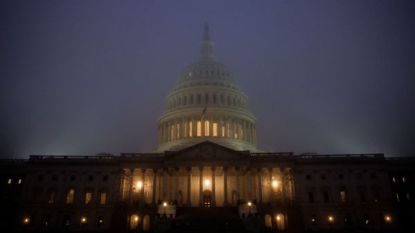 夜霧中的美國國會大廈。（圖片來源：Samuel Corum/Getty Images）