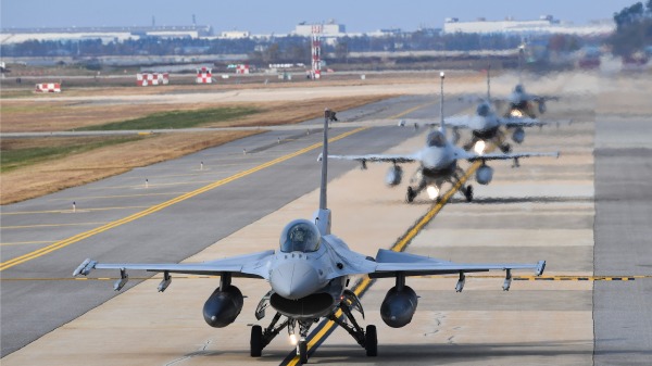 2022年10月31日，在群山空軍基地舉行「警戒風暴」（Vigilant Storm）美韓聯合空中演習期間，韓國空軍 KF-16 戰鬥機在跑道上 。