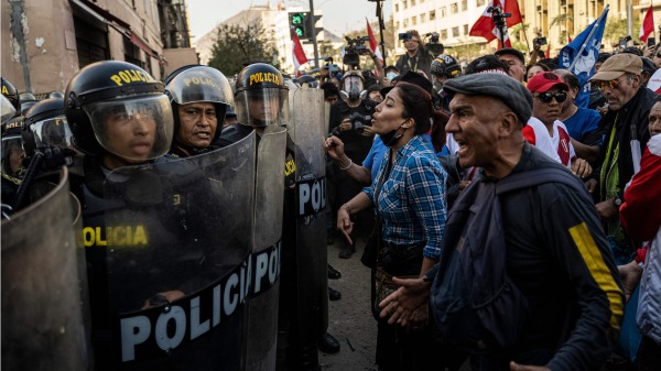 11月5日，成千上万的示威者在利马街头举行抗议活动，要求左翼总统佩德罗·卡斯蒂略 (Pedro Castillo)下台。（图片来源：ERNESTO BENAVIDESAFP via Getty Images）(16:9)